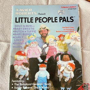 Puede incluir: Portada del libro "Little People Pals" con un hombre y muñecas. La portada dice "Xavier Roberts Presents" y "Collector's Edition". Las muñecas tienen diferentes peinados y atuendos. Artículo de coleccionista.