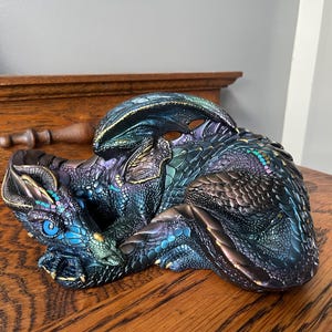 Mother Dragon, couleur paon, édition Windstone, signée Pena ©85 (rare), fabriquée aux États-Unis