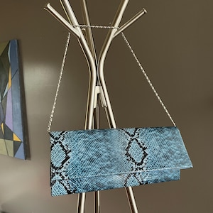 Cartera de mano, bolso de mano, piel de pitón sintética azul, vintage, años 90, 33 cm de largo, correa de cadena plateada