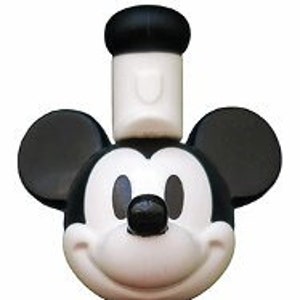 Könnte beinhalten: Schwarz-weiße LEGO-Figur von Mickey Mouse mit einem schwarz-weißen Matrosenhut. Die Figur hat einen schwarzen Oberkörper, weiße Beine und schwarze Schuhe.