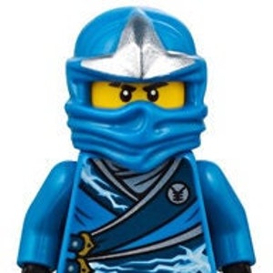 Może przedstawiać: Niebieska minifigurka Lego z srebrnym hełmem i niebieską maską ninja. Minifigurka ma na sobie niebieski i srebrny strój ninja z wzorem błyskawicy. Minifigurka trzyma dwa srebrne miecze.