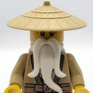 Może przedstawiać: Lego minifigurka mężczyzny z białym zarostem, w brązowej szacie i słomkowym kapeluszu. Ma żółtą twarz i ręce.