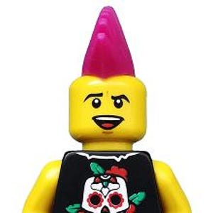 Könnte beinhalten: Eine Lego-Minifigur mit gelbem Kopf und Armen, die ein schwarzes Hemd mit Totenkopf-Design und hellblaue Jeans trägt. Die Minifigur hat einen pinkfarbenen Irokesenschnitt und einen lächelnden Gesichtsausdruck. Das Totenkopf-Design umfasst rote Rosen und grüne Blätter.