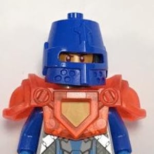 Pode incluir: Uma minifigura Lego azul e vermelha usando um capacete com viseira e um escudo no peito.