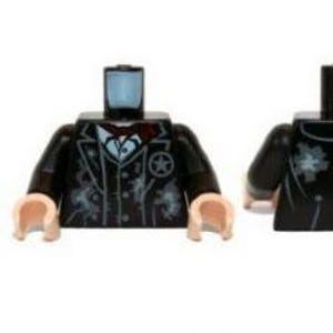 Puede incluir: Un torso de Lego negro con un diseño detallado de una chaqueta de traje, con una insignia de sheriff y detalles florales. El torso tiene manos color carne y una pieza de cuello negra. La parte posterior del torso también tiene un diseño floral.
