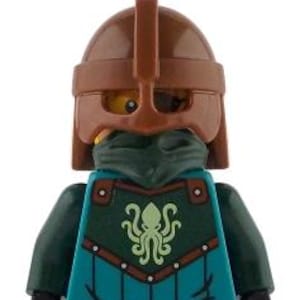 Può includere: Una minifigure Lego di un guerriero con un elmo marrone e una protezione per il viso. Il guerriero indossa una tunica turchese e verde con un emblema di polpo e pantaloni marroni. La figura ha mani nere e una cintura nera.