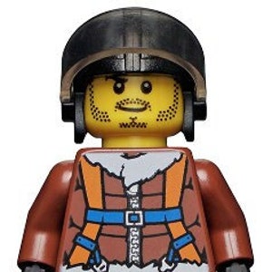 Może przedstawiać: Brązowa i czarna minifigurka Lego w brązowej i pomarańczowej kurtce zimowej z niebieskim paskiem i czarnym hełmem. Minifigurka ma żółtą twarz z czarnym wąsem i czarnym kozim zarostem.