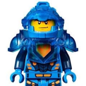 Pode incluir: Uma minifigura Lego azul vestindo uma armadura azul e laranja com um capacete transparente. A minifigura tem um rosto amarelo com um sorriso e olhos pretos.