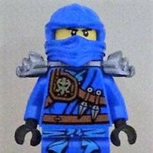 Może przedstawiać: Niebieska minifigurka Lego z czarną maską i srebrnymi naramiennikami. Minifigurka ma brązowy pasek ze srebrną klamrą i niebieską szarfę. Minifigurka ma czarny pasek i czarne nogi.