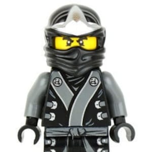 Może przedstawiać: Minifigurka Lego przedstawiająca wojownika ninja. Figurka jest głównie czarna i szara, z maską ninja, żółtymi oczami i srebrnym ostrzem na hełmie. Figurka ma szczegółowy tułów i ramiona i stoi wyprostowana.