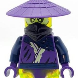 Pode incluir: Uma minifigura LEGO de cor roxa e amarela com um chapéu roxo e uma máscara preta. A minifigura está vestindo uma túnica roxa e tem uma base translúcida amarela.