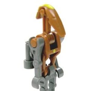 Puede incluir: Una minifigura Lego de droide de batalla de color marrón y gris con la cabeza amarilla y una franja amarilla en el pecho.