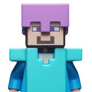 Puede incluir: Una figura de Lego Minecraft con un casco morado, una camisa azul y pantalones grises.