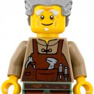 Puede incluir: Una minifigura LEGO de pelo gris que lleva un delantal marrón con herramientas, una camisa marrón y pantalones verdes.