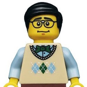 Op de afbeelding: Een Lego minifiguur met een bruin vest met een blauw en groen ruitpatroon, een blauw shirt met een groene strik en een bruine broek. De minifiguur heeft zwart haar en een bril.
