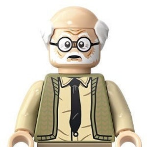 Puede incluir: Una minifigura Lego de un hombre mayor con cabello blanco y barba blanca. Lleva un chaleco marrón sobre una camisa amarilla, una corbata negra y pantalones marrones.