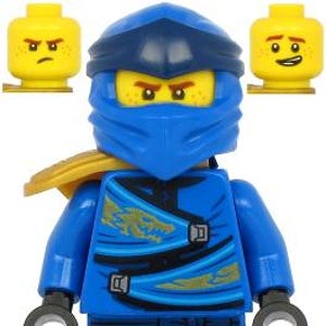Może przedstawiać: Niebieska minifigurka Lego Ninjago z niebieskim nakryciem głowy i złotym naramiennikiem. Figurka ma czarne akcenty i dwie wymienne żółte głowy z różnymi wyrazami twarzy. To zabawka.
