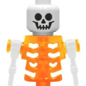 Könnte beinhalten: Eine weiße und orangefarbene Skelettfigur. Der Kopf ist weiß mit einem schwarzen Totenkopfgesicht. Der Torso ist orange und durchscheinend, mit weißen Armen und Beinen. Die Figur ist ein Spielzeug, wahrscheinlich für Halloween oder thematisches Spielen.