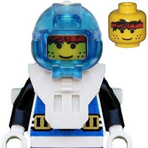Pode incluir: Uma minifigura Lego azul e branca usando um capacete azul e transparente com uma bandana vermelha. A minifigura tem um rosto amarelo com um sorriso e sobrancelhas pretas. A minifigura está usando um terno azul e branco com uma peça de peito branca e detalhes dourados. A minifigura está segurando uma arma azul e branca.