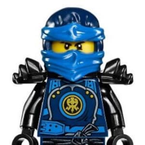 Może przedstawiać: Niebieska i czarna minifigurka Lego z niebieską maską i złotym symbolem na klatce piersiowej. Minifigurka nosi czarny i niebieski pancerz.