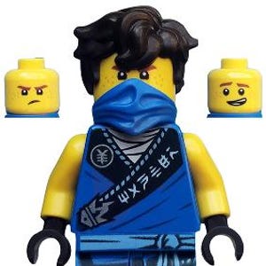 Może przedstawiać: Minifigurka Lego Ninjago w niebieskim stroju ninja z czarnymi akcentami. Figurka ma żółte ramiona i niebieską osłonę twarzy. Dołączone są również dwie dodatkowe żółte głowy Lego z różnymi wyrazami twarzy.