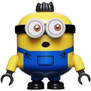 Puede incluir: Una figura LEGO Minion amarilla y azul con pelo negro, gafas protectoras y un mono. El Minion tiene una expresión de sorpresa en su rostro.