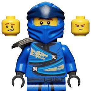 Może przedstawiać: Niebieska minifigurka Lego Ninjago z niebieskim nakryciem głowy i pasującym strojem. Figurka ma na piersi emblemat smoka i jest dostarczana z dwiema wymiennymi żółtymi głowami, jedną uśmiechniętą i jedną ze złą miną.