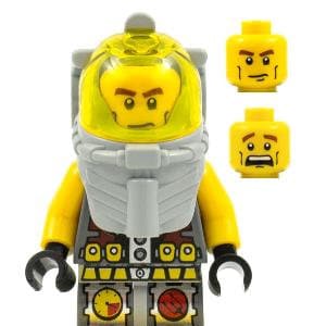 Può includere: Una minifigure Lego gialla che indossa un casco grigio con una visiera gialla e un torso marrone e grigio con una cintura gialla. La minifigure ha un viso giallo con una bocca e sopracciglia nere. La minifigure tiene uno strumento nero nella mano destra.