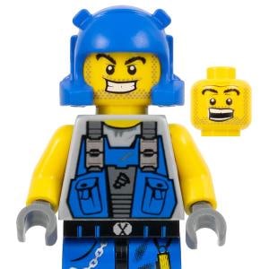 Op de afbeelding: Een Lego-minifiguur met een gele kop en armen, blauwe benen en een grijs en blauw vest. De minifiguur draagt een blauwe helm en heeft een tweede gele kop met een andere uitdrukking. De figuur heeft grijze handen en een zwarte riem.