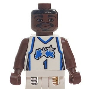 Puede incluir: Una minifigura de Lego que lleva una camiseta de baloncesto blanca con detalles azules y plateados. La camiseta tiene el número "1" en la parte delantera y un diseño de estrellas. La minifigura tiene una cabeza marrón con una cara negra y un bigote.