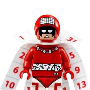 Puede incluir: Una minifigura LEGO roja con una capa blanca y un cinturón con estampado rojo y blanco. La capa tiene los números 1, 2, 6, 10, 31, 5, 9 y 13 impresos en ella. La minifigura tiene una cabeza roja con una máscara negra y un patrón de cuadrícula negra.
