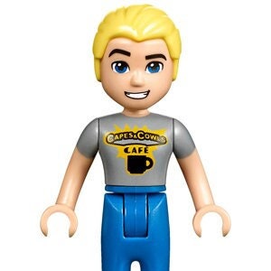 Puede incluir: Una minifigura Lego de una persona con cabello rubio que lleva una camisa gris con el texto "Capes & Cowls Cafe" y pantalones azules.