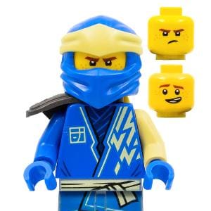 Może przedstawiać: Niebiesko-żółta minifigurka Lego Ninjago z dwiema wymiennymi żółtymi głowami. Figurka ma niebieski strój ninja z wzorami błyskawic i niebieską osłonę twarzy. Dodatkowe głowy pokazują różne wyrazy twarzy.