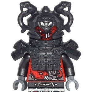 Puede incluir: Una minifigura Lego negra y roja con un casco y una armadura detallados. La minifigura tiene una cara roja con una expresión amenazante y un cuerpo negro con detalles plateados.