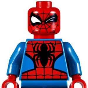 Op de afbeelding: Een Lego Spider-Man minifiguur. De figuur heeft een rode kop met witte oogdetails en een zwart webpatroon. De torso is blauw met een rood spinnenwebontwerp en een zwarte spin. De armen en benen zijn blauw en de handen zijn rood.