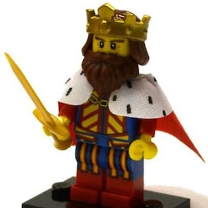 Pode incluir: Uma minifigura Lego de um rei vestindo uma coroa dourada, uma túnica listrada de vermelho e amarelo, calças azuis com listras amarelas e uma capa branca e vermelha. Ele está segurando uma espada dourada.