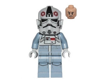 Lego Star Wars MINIFIGURE AT-AT Driver - Dark Red Imperial Logo, Grimacing