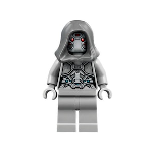 Può includere: Una minifigure Lego grigia con un mantello grigio con cappuccio e occhi rossi. La minifigure ha un torso grigio e blu dettagliato con un design robotico.