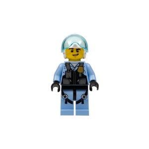 Könnte beinhalten: Lego-Minifigur eines Piloten in hellblauer Uniform mit schwarzer Weste und Helm. Die Figur hat einen gelben Kopf mit einem lächelnden Gesichtsausdruck und schwarzen Händen. Der Helm ist transparent blau.