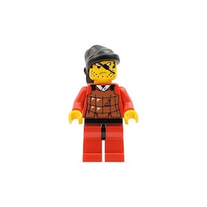 Op de afbeelding: Een Lego-minifiguur van een krijger met een zwarte hoed, ooglapje en bruin vest over een rood shirt. De figuur heeft gele handen en een gele kop met een strenge uitdrukking. De benen zijn rood.