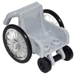 Op de afbeelding: Een grijze plastic rolstoel met zwarte wielen. De rolstoel heeft een zilverkleurig spaakwiel aan de voorkant en twee kleinere zwarte wielen aan de achterkant.