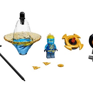 Może przedstawiać: Niebiesko-złoty bączek LEGO Ninjago z przezroczystą kopułą, niebiesko-złota figurka LEGO Ninjago, złoto-czarny bączek LEGO Ninjago i czarno-złoty bączek LEGO Ninjago z czarną podstawą.