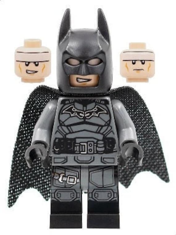 MINIFIGURA Lego Batman Tuta grigio-bluastra scura, cintura nera, mani  nere, mantello spugnoso con foro, stivali neri