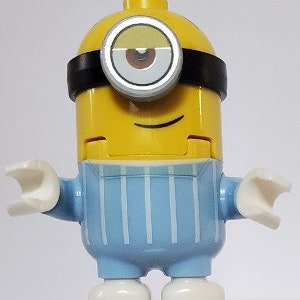 Puede incluir: Una figura de Lego Minion amarilla que lleva un pijama a rayas azules y blancas con un parche en el ojo negro y un solo ojo grande.