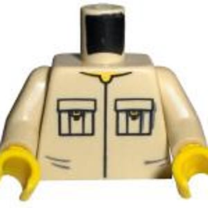 Puede incluir: Un torso de minifigura Lego beige con manos amarillas y una cabeza negra. El torso tiene una camisa beige con dos bolsillos y un cuello amarillo.