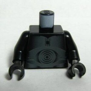Könnte beinhalten: Schwarzer Lego-Minifiguren-Torso mit einem detaillierten grau-schwarzen Design mit einem großen Auge mit konzentrischen Kreisen. Der Torso hat schwarze Arme und Hände.