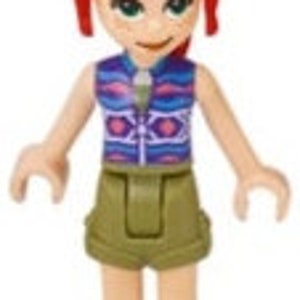 Könnte beinhalten: Eine Lego-Minifigur mit roten Haaren, die eine blaue und violette gemusterte Weste, eine Khaki-Shorts und violette Schuhe trägt.