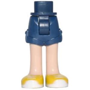 Könnte beinhalten: Ein Unterkörper-Bauteil einer Kunststoff-Spielfigur mit dunkelblauen Shorts, einem geformten Hüftgelenk und zwei hellen, hautfarbenen Beinen. Die Figur trägt leuchtend gelbe Turnschuhe mit weißen Sohlen und geformten Schnürsenkel-Details.