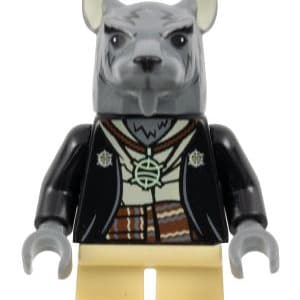 Könnte beinhalten: Eine graue Ratten-LEGO-Minifigur, die eine schwarze Jacke, ein weißes Hemd mit einer braunen und goldenen gemusterten Weste und einen braunen Gürtel mit einer goldenen Schnalle trägt.