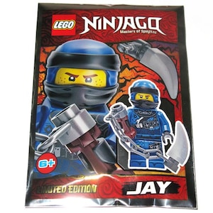Może przedstawiać: Niebieska minifigurka Lego Jaya z serii Lego Ninjago. Minifigurka trzyma srebrną broń i ma na sobie niebiesko-czarny strój ninja. Opakowanie jest srebrne i ma nadrukowane słowa "Lego Ninjago Masters of Spinjitzu" i "Limited Edition".